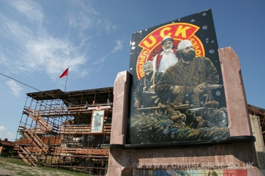 KOMENT/’Sakrifica e Adem Jasharit thërret për mbrojtjen e Kosovës nga pazaret me Serbinë të disa shqipfolësve me kollare”