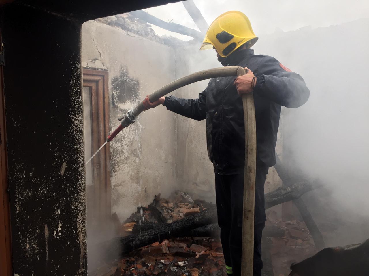 FOTO/Shpërthim e zjarr në një banesë në Devoll, humb jetën brenda gruaja e moshuar
