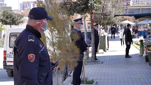 Nis riatdhesimi, qytetarët e kthyer do të kontrollohen nga kamerat e hoteleve