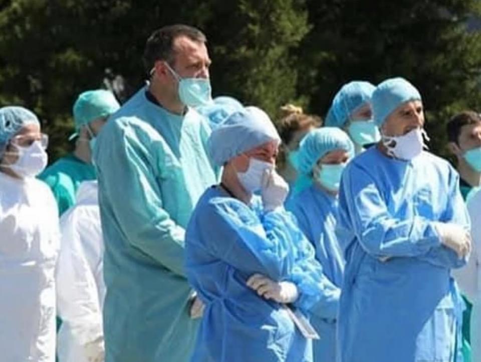 FOTO/ Zjarrfikesit vizitojne mjeket te spitali infektiv, solidaritet dhe mbeshtetje