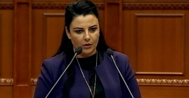 “Albpetrol ndërpret punën”, Ministrja Balluku: Depozitat plot, s’kemi ku çojmë naftën