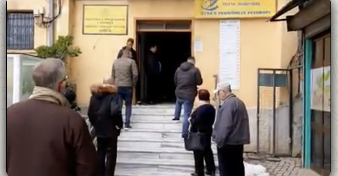 VIDEO/ Pensionistet ne Diber, rradhe te gjata