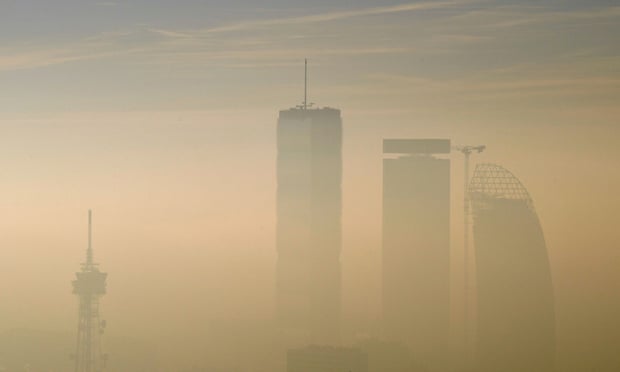 Ndotja e ajrit mund të jetë ‘shkaktari kryesor’ i vdekjeve nga Covid-19, çfarë thotë studimi