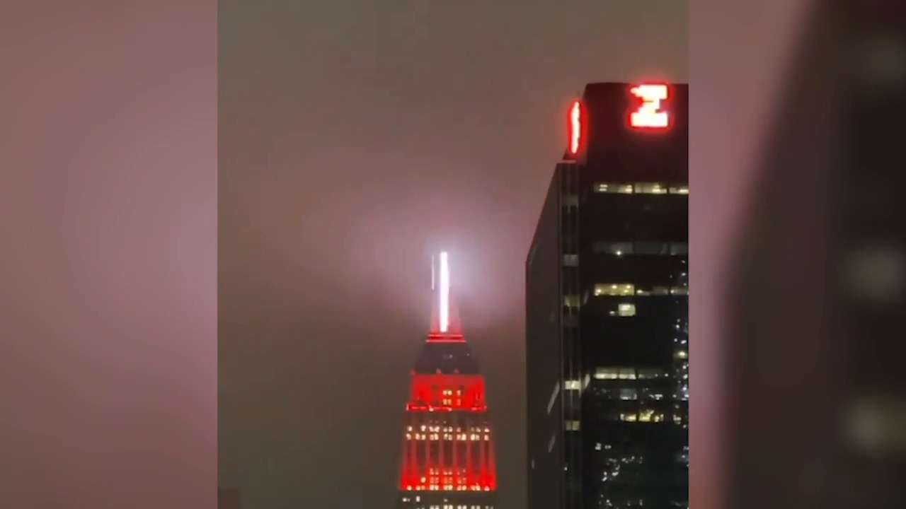 NY/ Empire State Building ndez dritat e kuqe. Alerti i kuq eshte ose i mrekullueshem, ose i tmerrshem