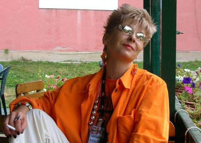 Gjendet e vdekur në banesë gazetarja në Prishtinë, motra e këngëtarit të njohur