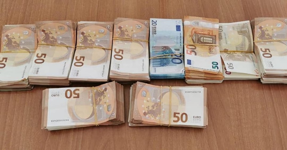 Kapen me dokumente false dhe mijëra euro të padeklaruara, arrestohen dy shoferë