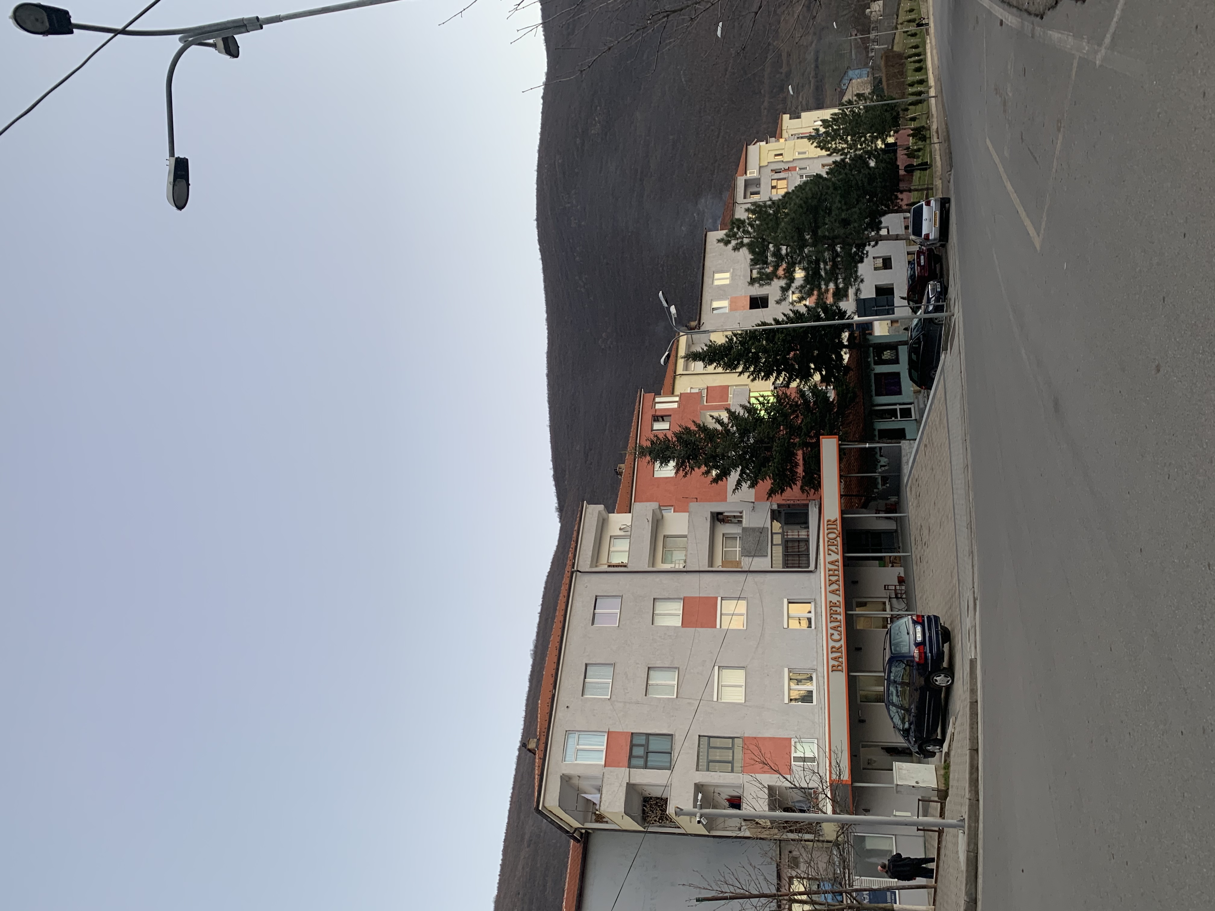 Shkuan ne nje ceremoni varrimi, infektohet gjithe familja