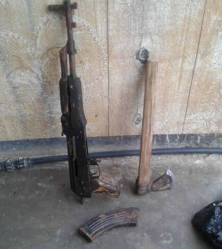 LAJM I FUNDIT/Parandalohet krimi i rëndë mes fqinjëve në Golem, sekuestrohen sëpatë dhe kallashnikov