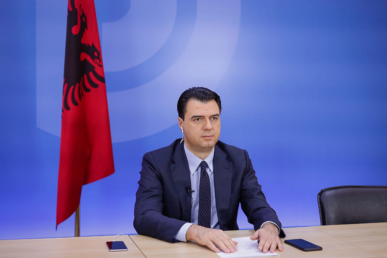 “ Qeveria i la njerëzit në baltë, ekonomia po fundoset”