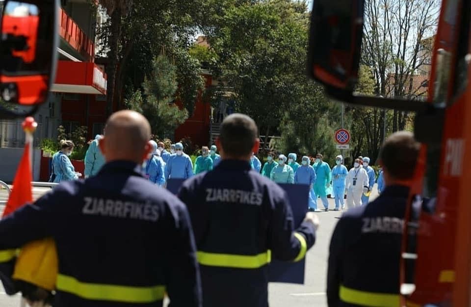 FOTO/ Zjarrfikesit vizitojne mjeket te spitali infektiv, solidaritet dhe mbeshtetje