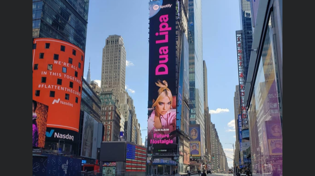 Dua Lipa, shfaqet gjigande në tabelën elektronike më të madhe ne Times Square New York.