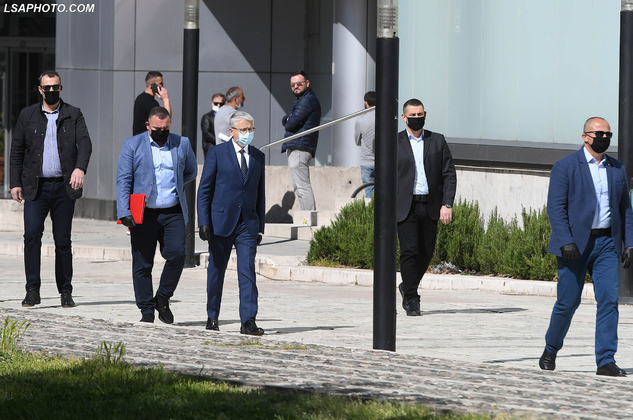 FOTO/Mbahet distancë nga deputetja që iu infektua djali, ministri i njohur dallon nga të tjerët me maskën e veçantë