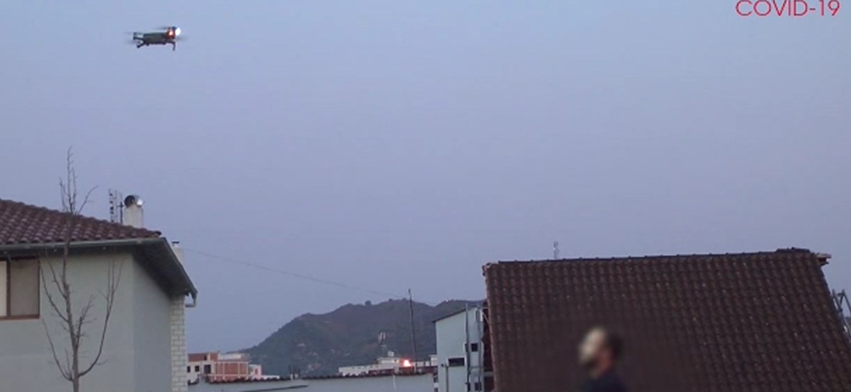 VIDEO/Ja si droni inteligjent identifikon personat që shkelin rregullat, të pajisur me komunikim online