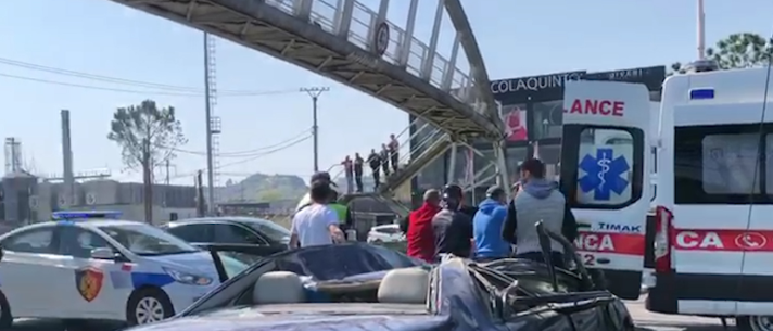 Përplasen dy makina në autostradë, plagosen nënë e bir