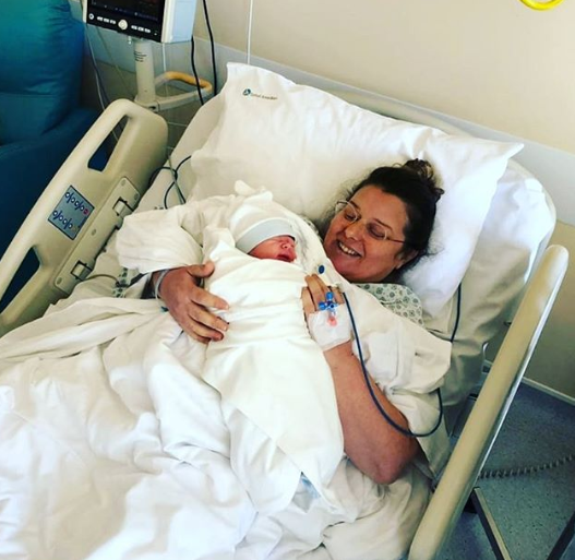 Gazetarja Anila Basha bëhet nënë