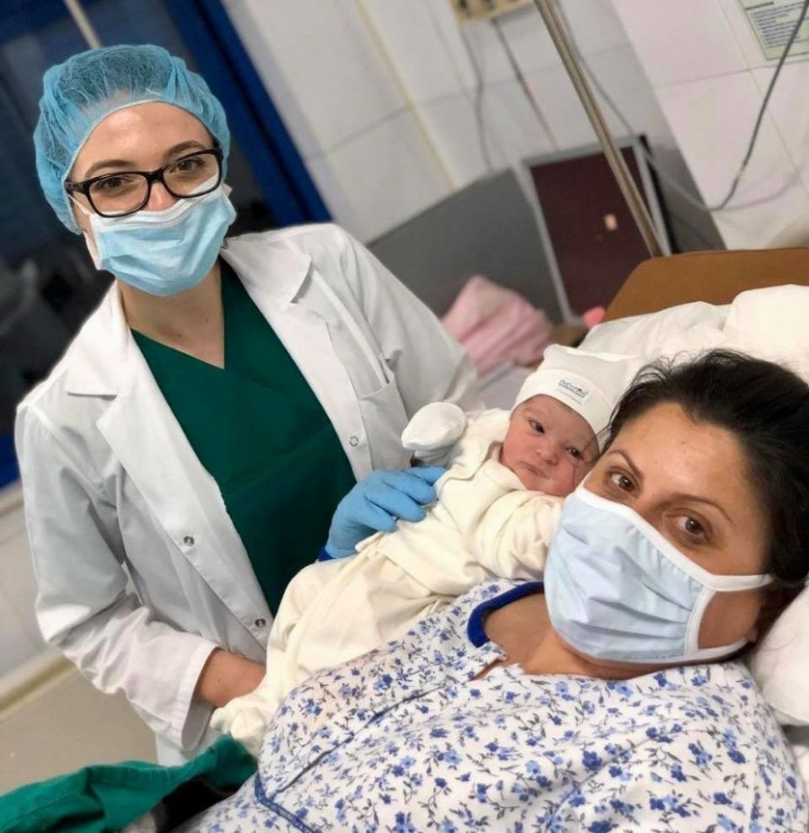 FOTO/Shpresë dhe jetë në kohë pandemie, vijnë në jetë 34 foshnja në Tiranë brenda ditës