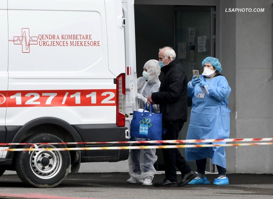 FOTOLAJM/Momenti kur përcillet i shëruari nga Infektivi