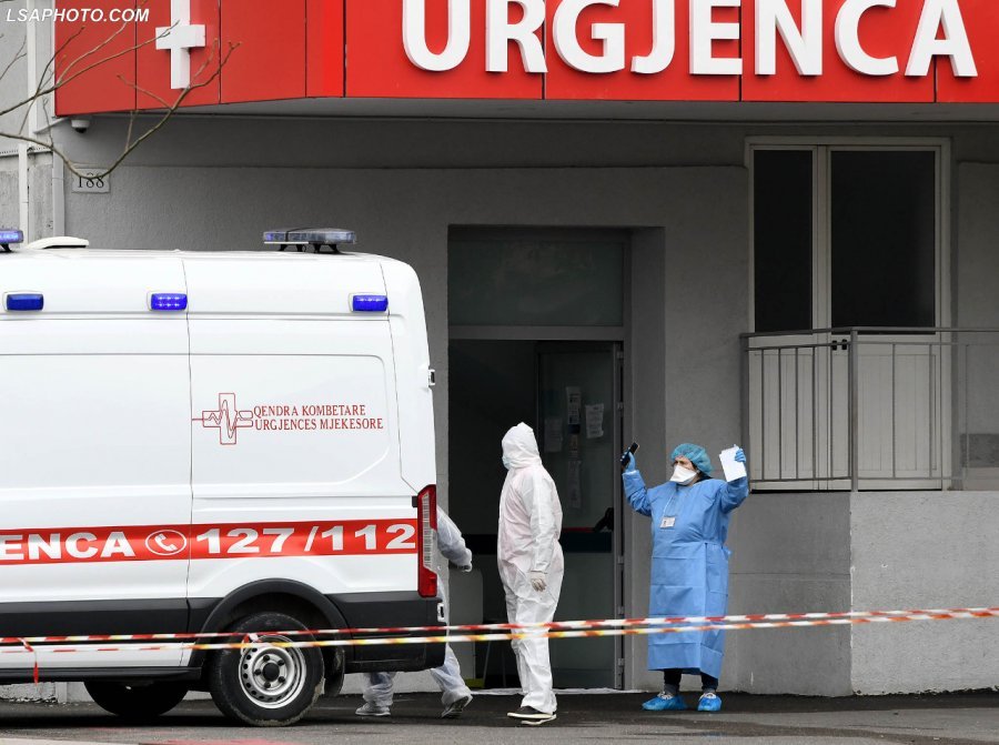 FOTOLAJM/Momenti kur përcillet i shëruari nga Infektivi