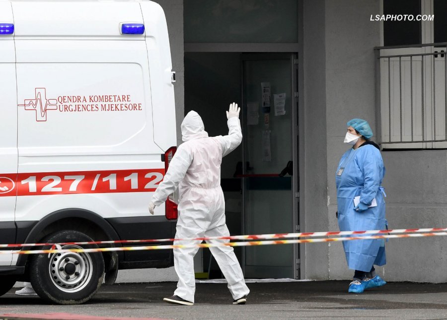 FOTOLAJM/Momenti kur përcillet i shëruari nga Infektivi