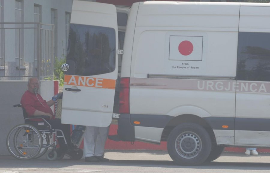 FOTOLAJM/Përshëndetja e trishtë, Pacienti transferohet nga Infektivi për tek Sanatoriumi