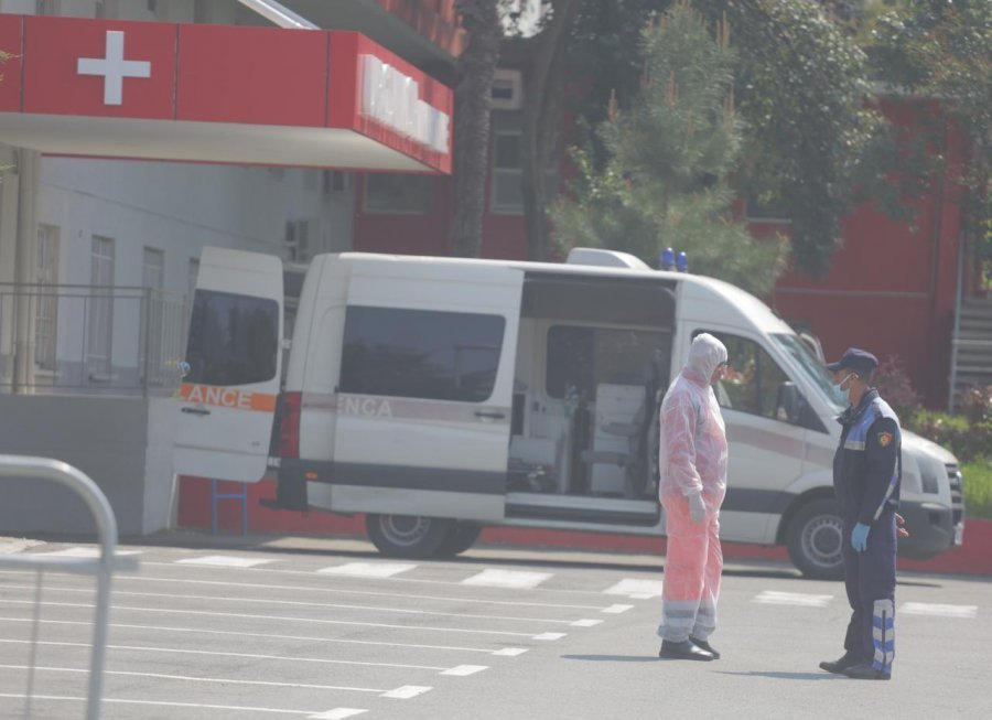 FOTOLAJM/Përshëndetja e trishtë, Pacienti transferohet nga Infektivi për tek Sanatoriumi