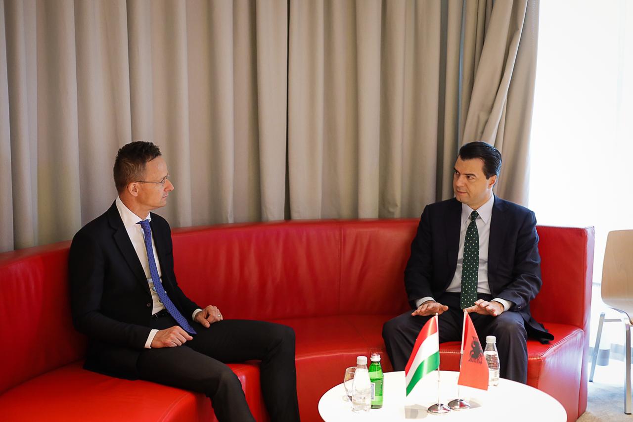 FOTO/Hungaria i dhuron maska dhe kostume mbrojtëse Shqipërisë, Basha takon ministrin e jashtëm: Nuk jemi vetëm