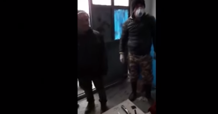 VIDEO/Thyhen rregullat e karantinës, arrestohet berberi dhe klientët e tij