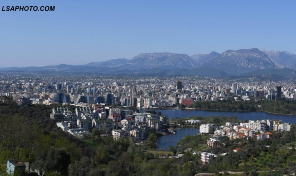 Fotot para dhe pas izolimit/Tirana siç nuk e keni parë kurrë më parë!