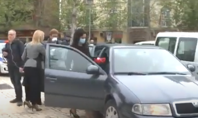 VIDEO/Deputetet thyejnë rregullat në mes të Tiranës, 4 veta në një makinë