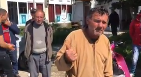 VIDEO/Banorët e Topojës në Fier dalin në protestë: Jemi lënë në mëshirë të fatit, nuk na kanë dhënë asnjë ndihmë