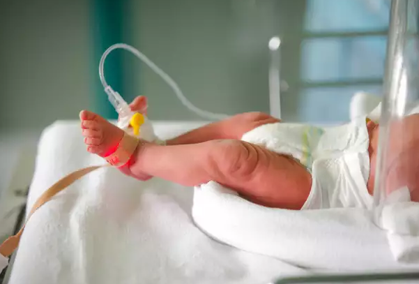 E habitshme/Çifti iu vendos binjakëve emrat Covid dhe Corona