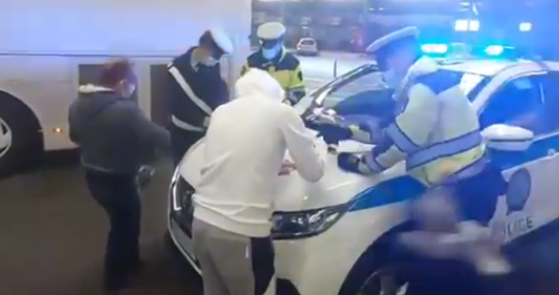 Thyen izolimin, policia greke gjobit 12 punëtorë shqiptarë