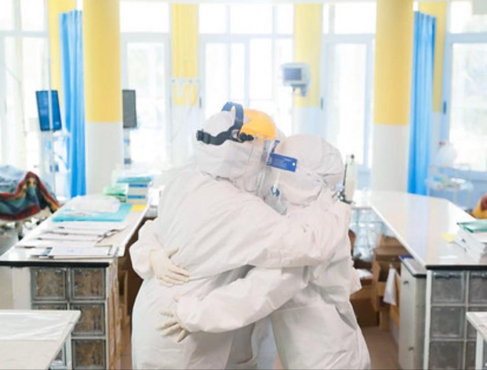 VIDEO/Dalin pamjet nga brenda Infektivit, të sëmurët me COVID-19 dhe mjekët