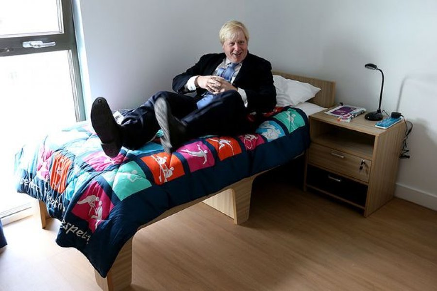 Kryeministri Johnson po përmirësohet, qëndron ulur në krevat