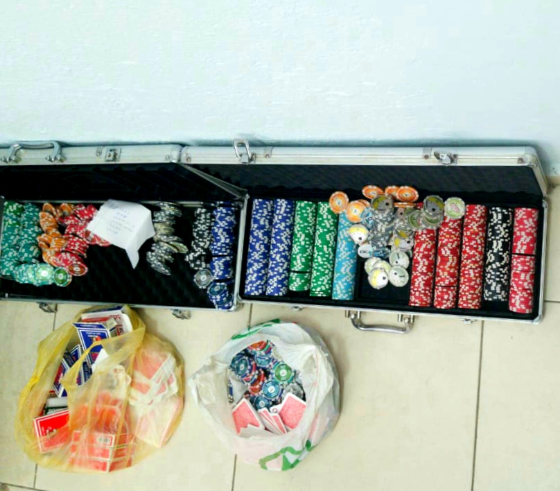 Pronari i lokalit dhe 4 qytetarë procedohen në Pogradec, policia sekuestron tavolinë pokeri dhe letra bixhozi