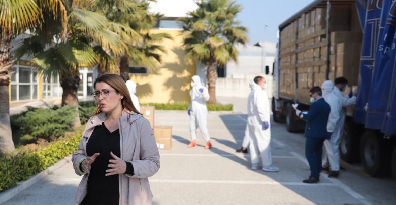 VIDEO/Mbërrijnë 8 ton mjete të mbrojtjes personale, ministrja jep sqarime: Masat lehtësuese do jenë me pikatore