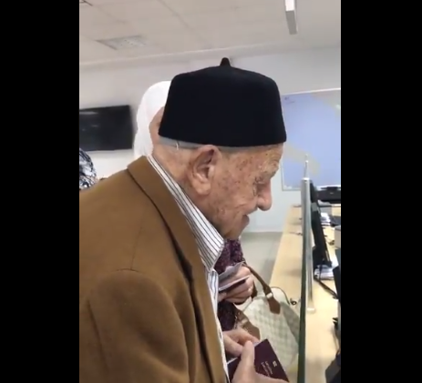 VIDEO/Diktatura ia hoqi nënshtetësinë, plaku merr pasaportën shqiptare në 100-vjetorin e tij