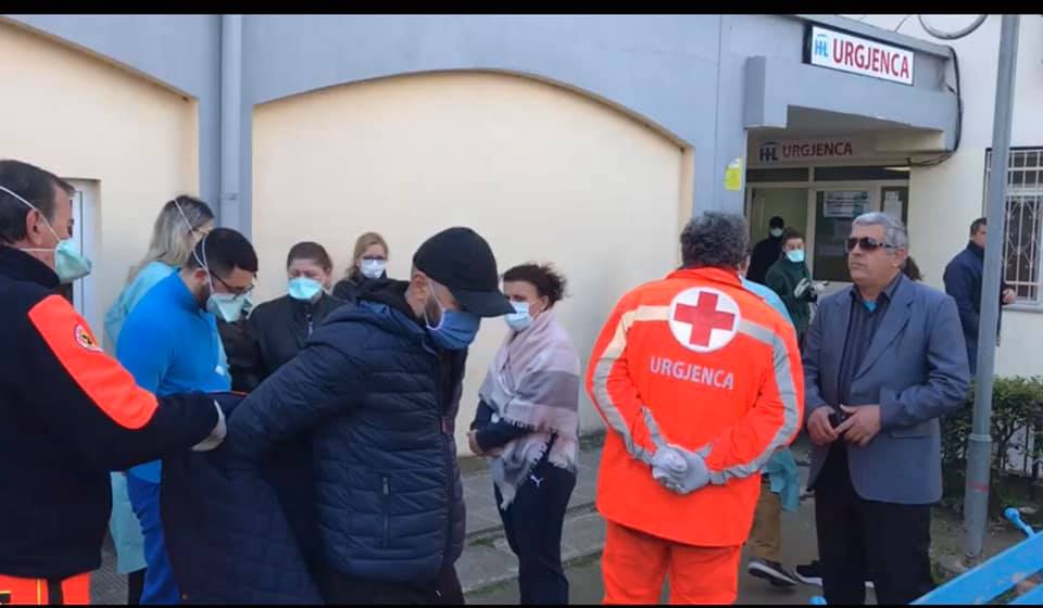 VIDEO/Mjekët dhe infermierët në Lezhë protestojnë: Nuk morën shpërblimin e premtuar nga qeveria