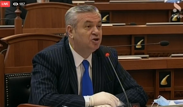 “I thoni këtij ju që burrë e grua flenë bashkë?”, Murrizi reagon ashpër: Masat për COVID-19 tallje për shqiptarët