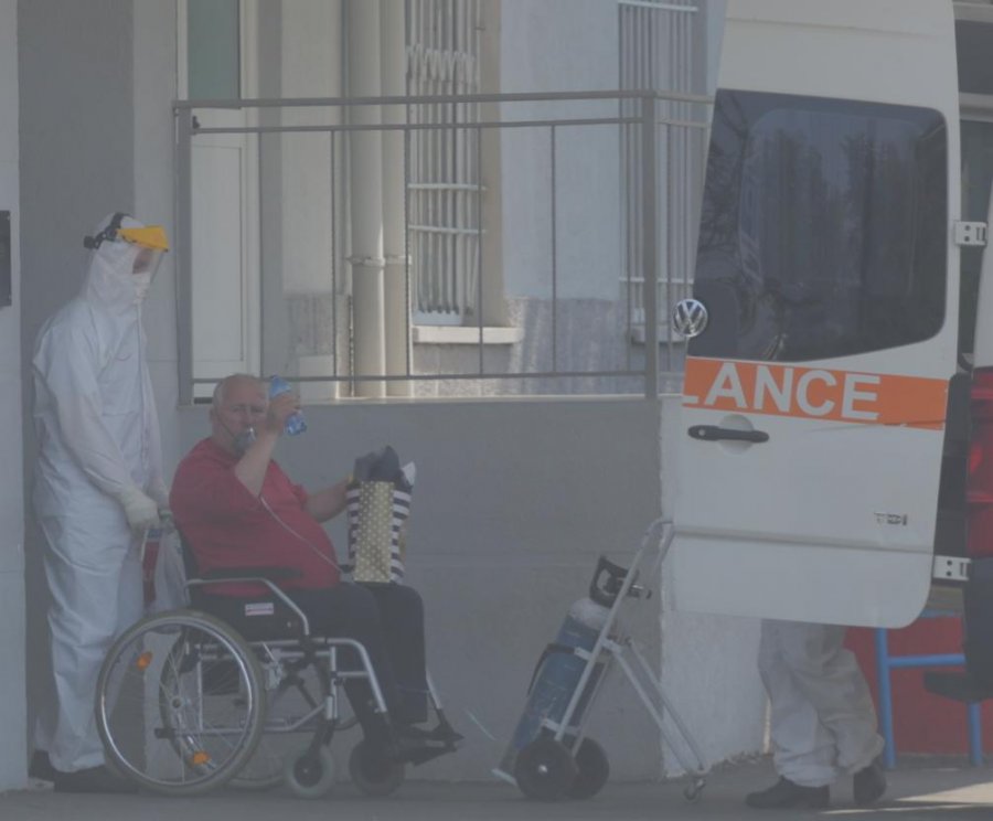 FOTOLAJM/Përshëndetja e trishtë, Pacienti transferohet nga Infektivi për tek Sanatoriumi