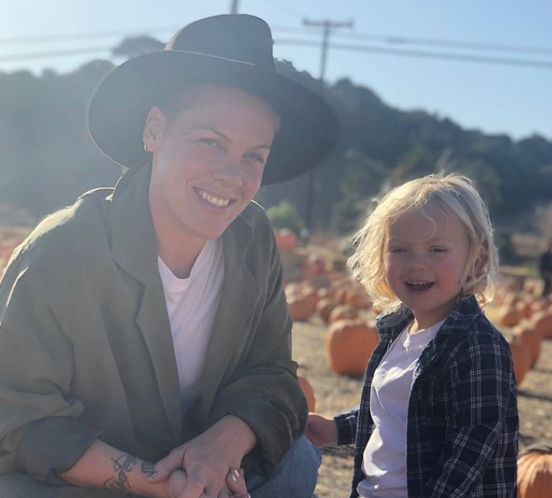 Këngëtarja me famë botërore infektohet nga Covid-19, bën dhe gjestin e veçantë për spitalet