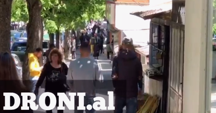 VIDEO/Pogradeci zonë e gjelbërt, por qytetarët ‘harrojnë’ koronavirusin dhe dynden rrugëve