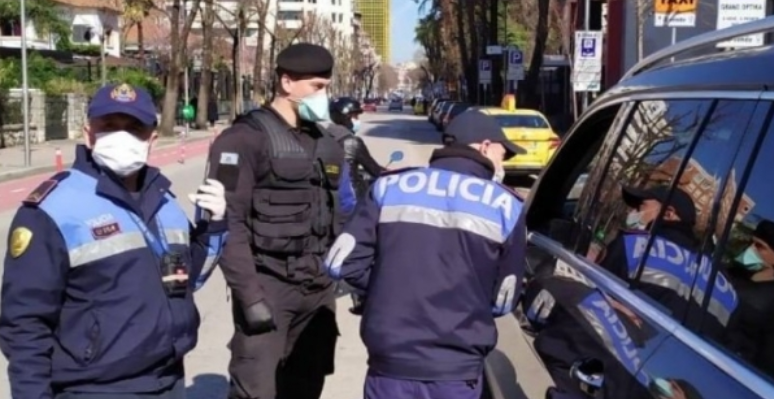Policia gjobit 166 qytetarë që thyen rregullat, hiqen patenta dhe ndëshkohen njësi tregtare