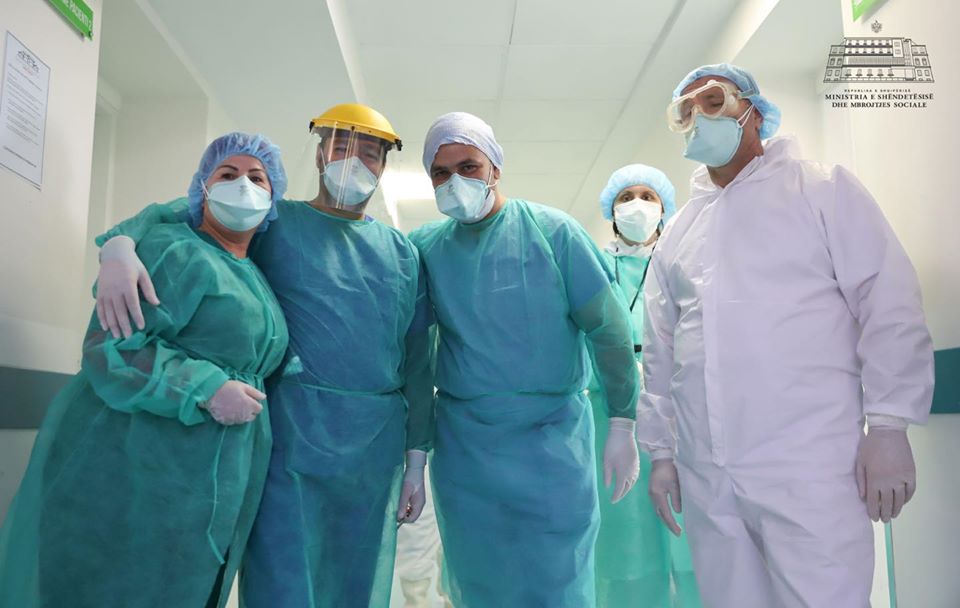 Edhe 3 personel shëndetësor mundin Covid-19, sa ka shkuar numri i mjekëve dhe infermierëve të shëruar