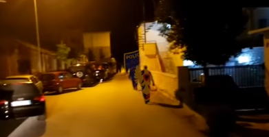 VIDEO/Të shtëna me armë në Skrapar, autori qëlloi dhe drejt policisë