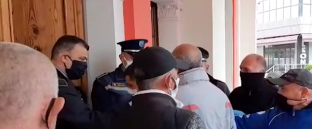 Mbyllja e “Tregut të Orizit” në Vlorë, tregtarët tentojnë të hyjnë në Bashki