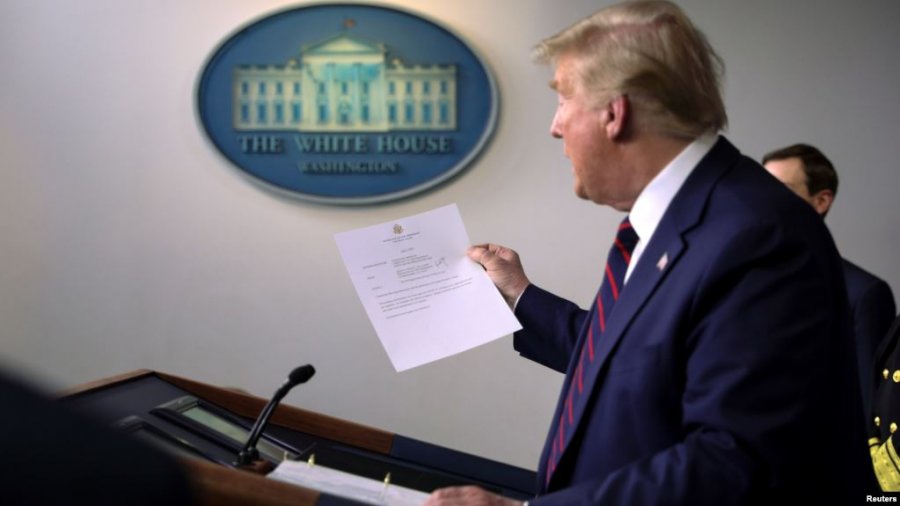 Trump bën sërish test për covid 19, e lexon para gazetarëve rezultatin