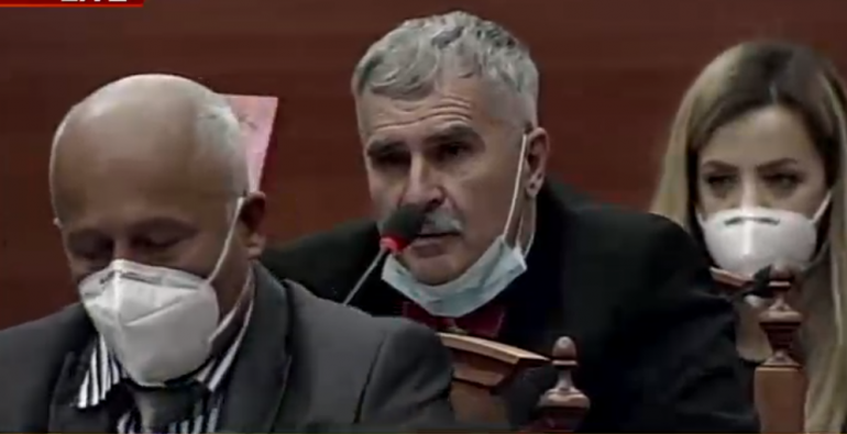 Përplasjet në Parlament/Gjuzi-Ruçit: S’jam i dashuri yt, kryeparlamentari: Pusho se do të nxjerr nga salla