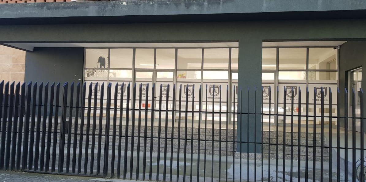 LAJM I FUNDIT/Adoleshentët kapen duke vjedhur shkollën në Durrës, policia iu zbulon grabitjet e mëparshme