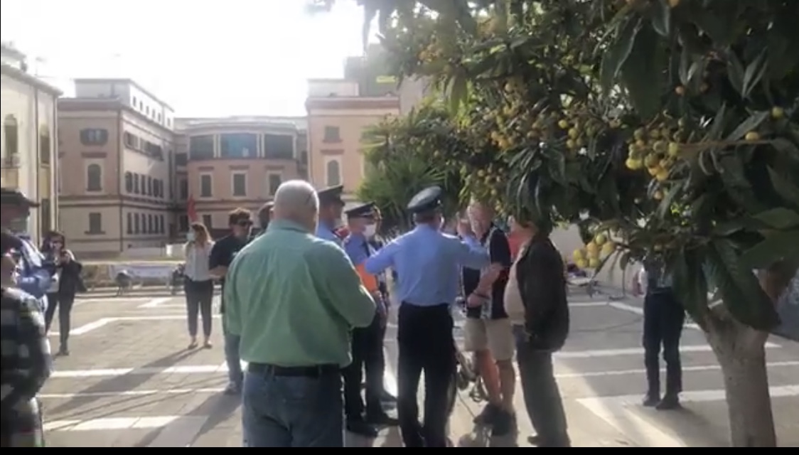 Veliaj dergon policine te marre Teatrin ne pronesi. Tension te Teatri